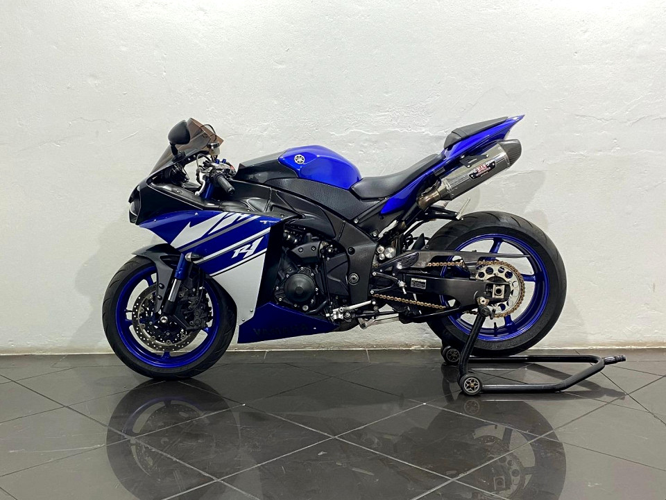 YAMAHA R1, image 2