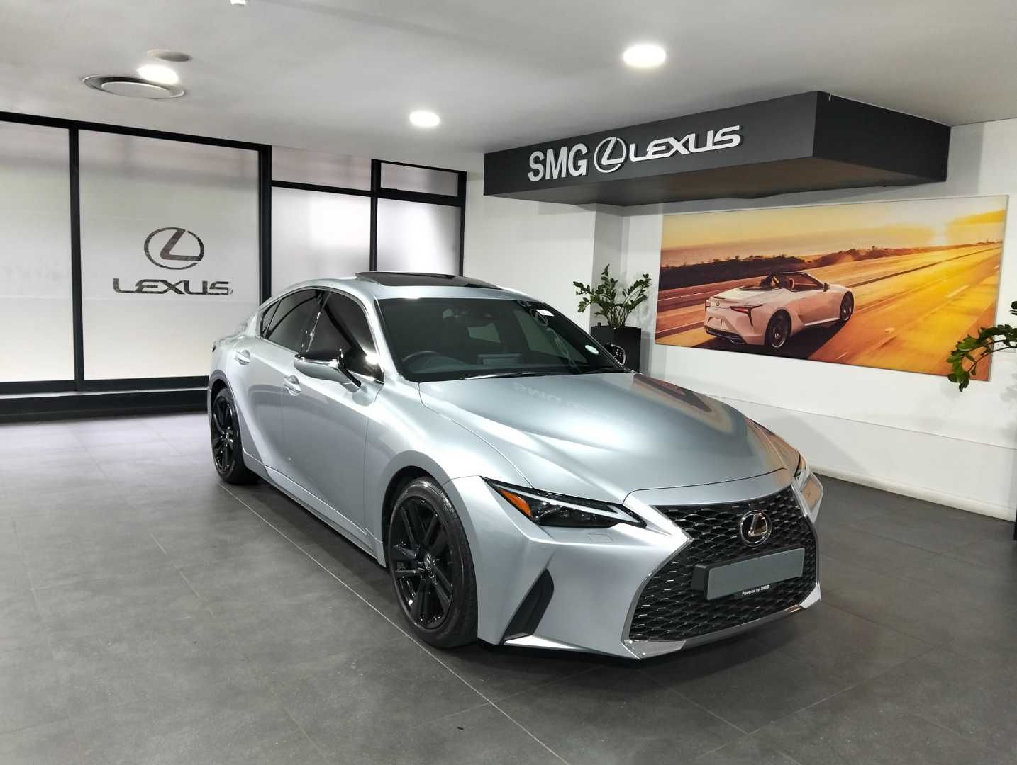 Lexus IS 300h SE, image 1