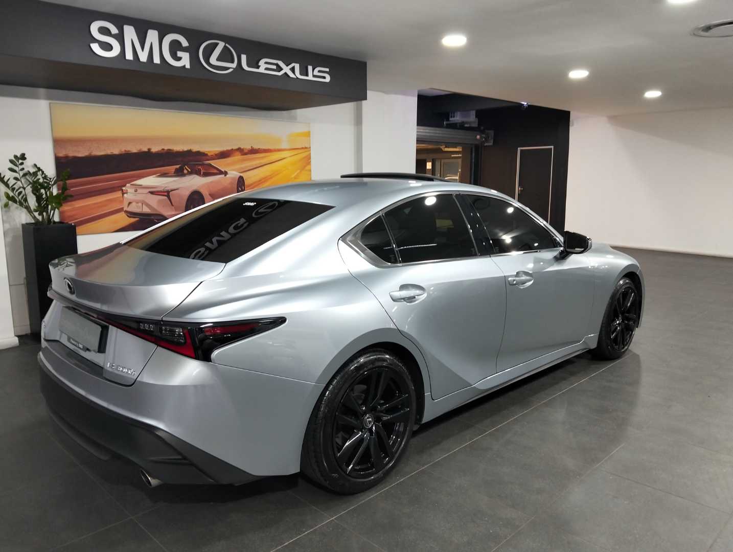 Lexus IS 300h SE, image 2