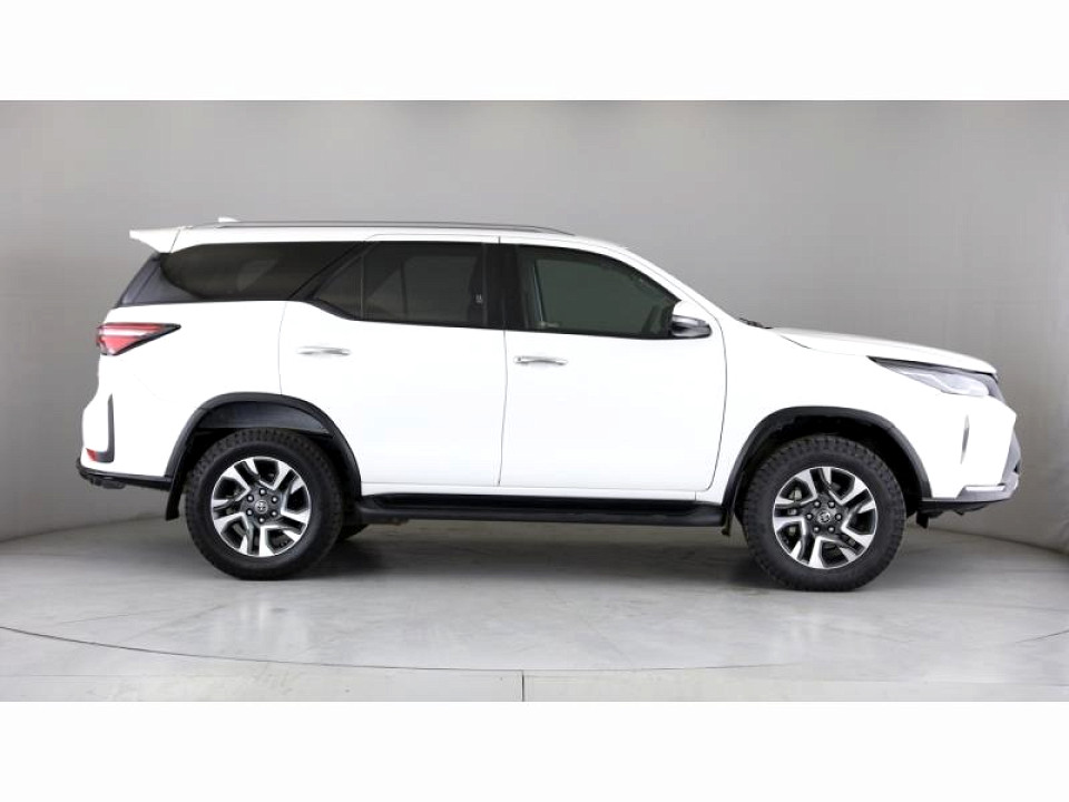 TOYOTA  FORTUNER 2.4GD-6 R/B A/T, image 2