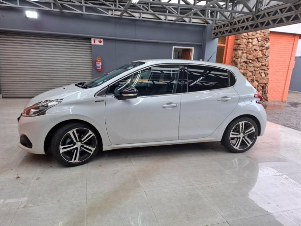 Peugeot 208 1.2T Puretech GT Line A/T 5DR, image 1