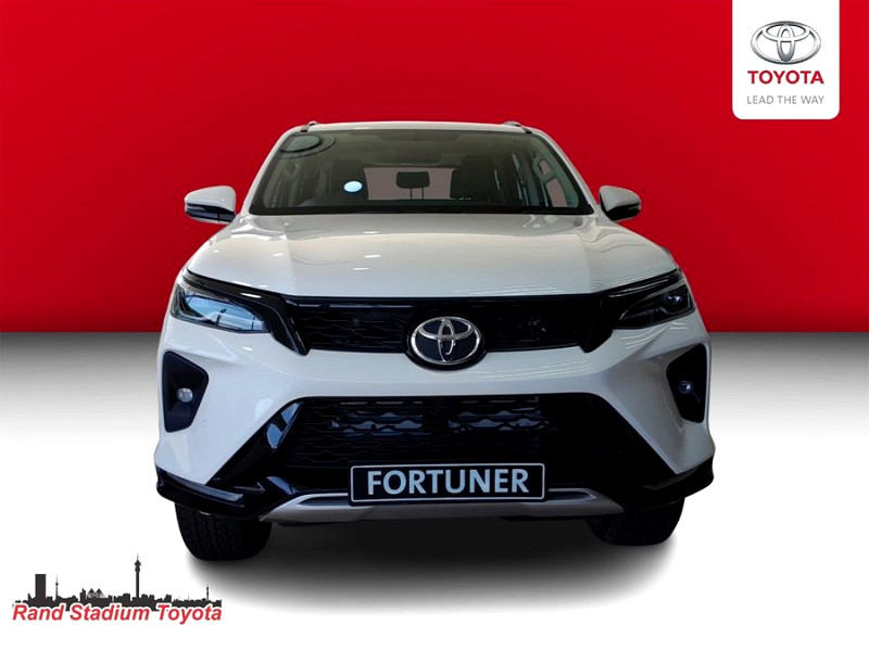 TOYOTA  FORTUNER 2.4GD-6 R/B A/T, image 2