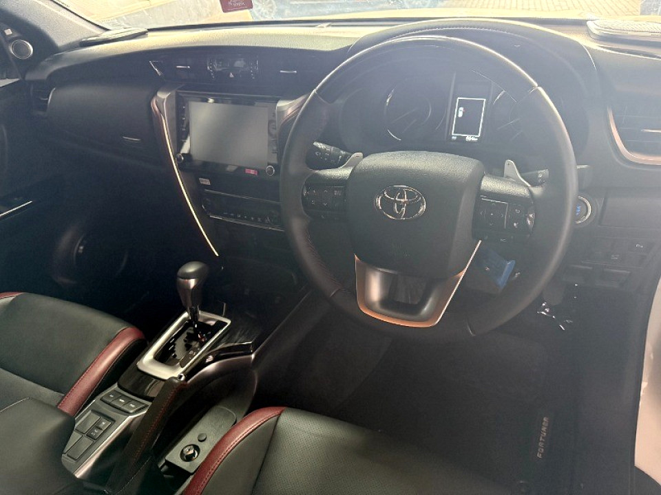 TOYOTA FORTUNER 2.8GD-6 VX A/T, image 2