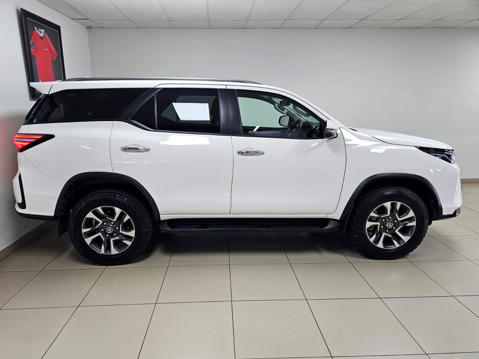 TOYOTA  FORTUNER 2.4GD-6 R/B A/T, image 2