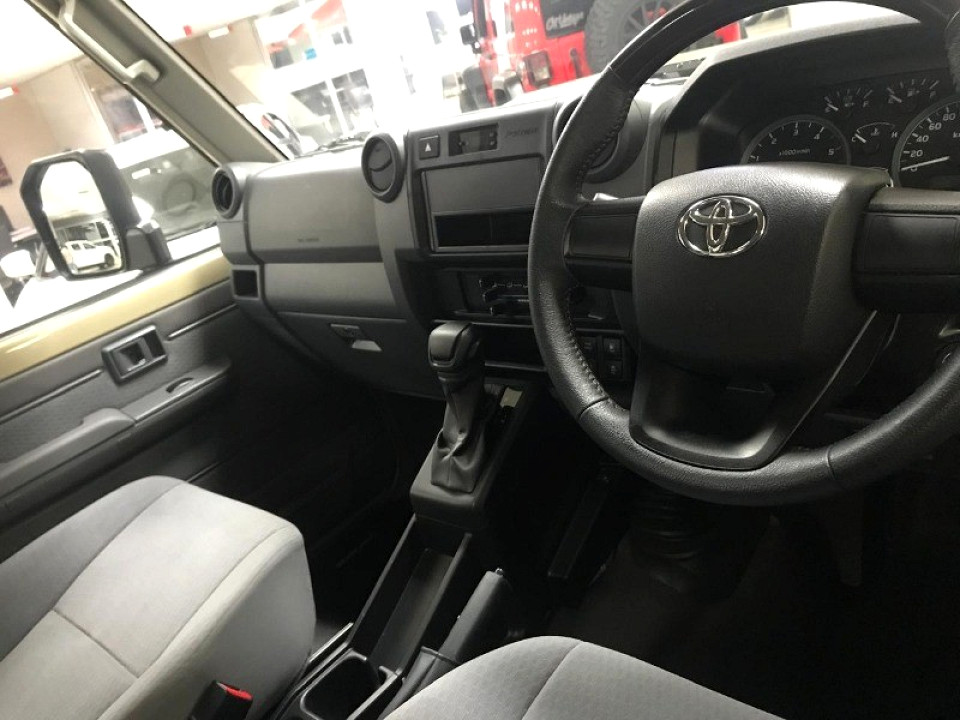 TOYOTA LAND CRUISER 79 2.8 GD-6 P/U S/C A/T, image 2