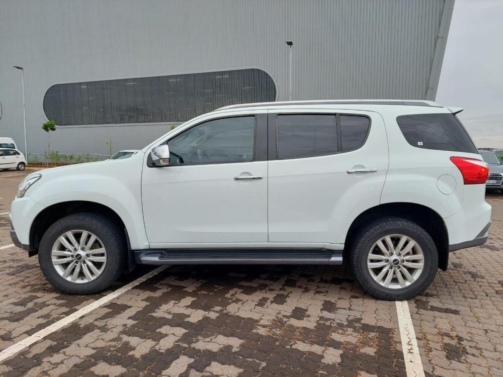 Isuzu mu-X 3.0 A/T, image 1